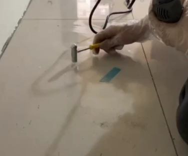上犹瓷砖开裂维修公司专业分享瓷砖在铺贴前如果没有沥干水分，将会导致以下问题